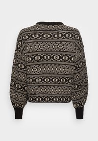 Sweter robiony na drutach w czerni i kremie z geometrycznym wzorem. Posiada okrągły dekolt, ściągacze na mankietach i luźny krój.