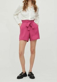 Fuchsiové šortky s texturovanou tkaninou a pasem ve stylu papírového vaku, s předním vázáním a bočními kapsami, doplněné černými mokasíny.