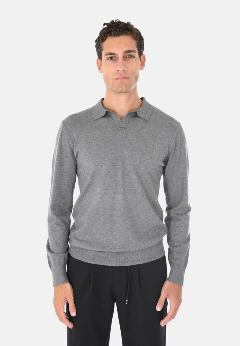 Maglione polo grigio a maniche lunghe realizzato in tessuto knit. Presenta un colletto a v e polsini e orlo a coste. Tessuto liscio, vestibilità casual.