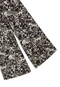 Tessuto stampato floreale in bianco e nero, con un motivo di foglie e fiori di forme diverse, caratterizzato da una texture morbida e liscia.