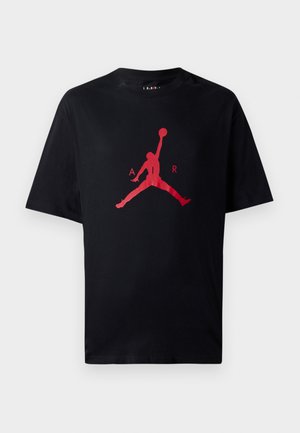 Maglietta nera a maniche corte con silhouette rossa di un giocatore di basket in salto con la palla sopra la testa e le lettere "A" e "R" sul petto.