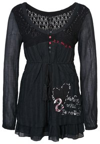 Robes noires à manches longues avec un haut en tricot, tissu texturé, accents de boutons, taille avec cordon de serrage, et motif de coeur imprimé avec du texte.