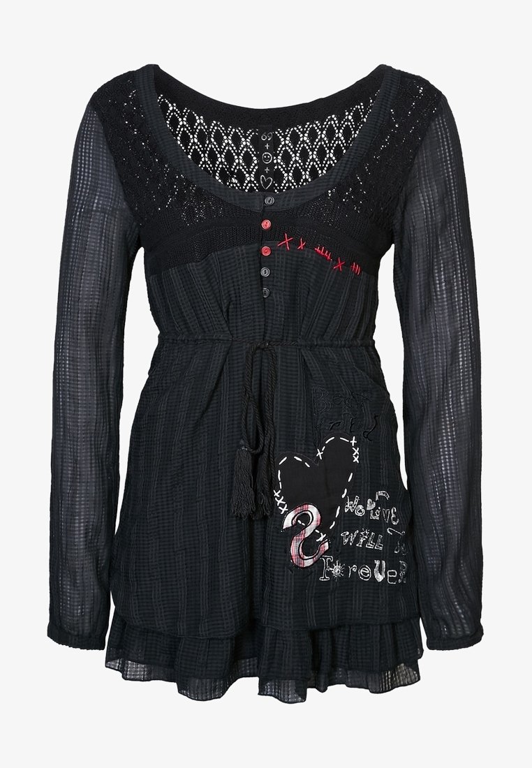 Robes noires à manches longues avec un haut en tricot, tissu texturé, accents de boutons, taille avec cordon de serrage, et motif de coeur imprimé avec du texte.