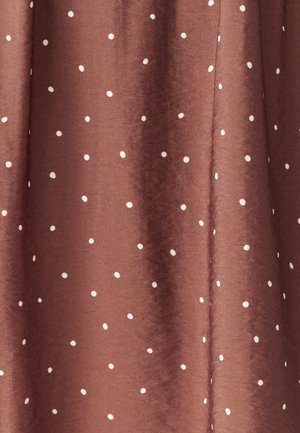 Rjav material z gladko teksturo, s enakomerno razporejenimi belimi pikami. Material se nežno pada, kar prikazuje subtilen lesk.