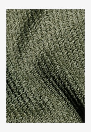 Zbliżenie na teksturowaną dzianinę w oliwkowym zielonym kolorze, z prążkowanymi, falistymi wzorami i lekko błyszczącą powierzchnią.