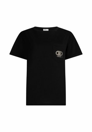 Zwart katoenen T-shirt met ronde hals, korte mouwen en een voorzakje. Heeft een zilveren rhinestone-logo op het zakje.