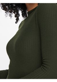 Haut à manches longues côtelé de couleur vert olive, doté d'un col montant et d'une coupe ajustée. Le tissu présente une texture apparente avec des coutures lisses.