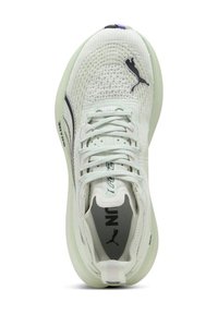 Scarpa da corsa bianca Puma con tomaia in mesh, logo Puma nero, design con lacci e suola ammortizzata, vista dall'alto.