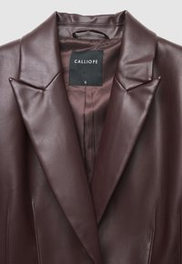 Burgunderfarbene Lederjacke mit scharfen Revers, glatter Textur und gefüttertem Innenbereich. Verfügt über ein Etikett mit "CALLIOPE" und der Größe "S".