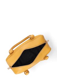 Borsa gialla in pelle con superficie testurizzata, forma arrotondata e interno in tessuto nero. Presenta una chiusura con zip e un manico corto.
