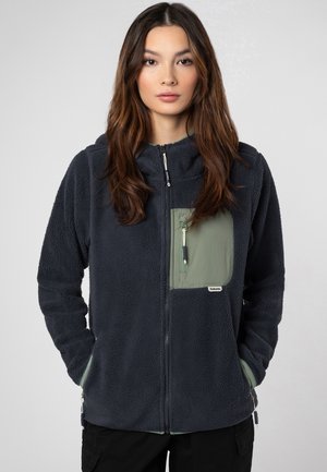 Fleece-Jacke mit Reißverschluss in Marineblau und grüner Brusttasche. Verfügt über eine Kapuze, einen Reißverschluss auf der Vorderseite und einen strukturierten Stoff. Ideal zum Überziehen.