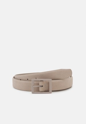 Lysebeige ruskindsbælte med matchende rektangulært metalspænde, rullet sammen med synlige syninger og justeringshuller.