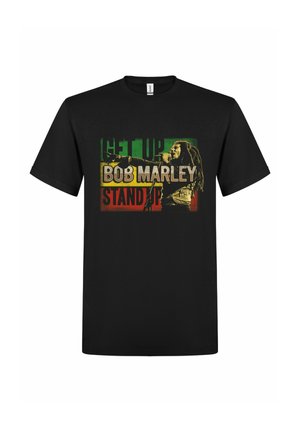 Musta T-paita, jossa värillinen kuva Bob Marleysta laulamassa mikrofonin ääressä, teksti "Get Up Bob Marley Stand Up" punaisella, keltaisella ja vihreällä.