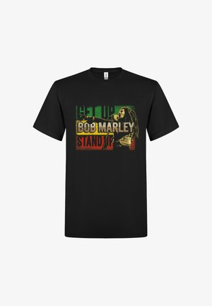 Musta T-paita, jossa värillinen kuva Bob Marleysta laulamassa mikrofonin ääressä, teksti "Get Up Bob Marley Stand Up" punaisella, keltaisella ja vihreällä.