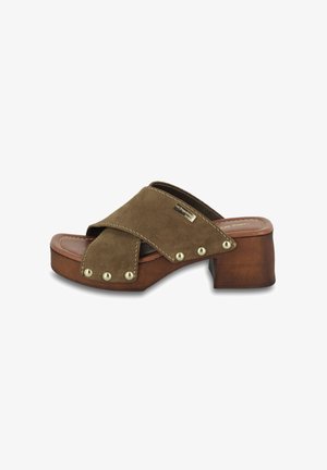 Bruine suede slidesandalen met gekruiste banden, houten hak en gouden studs. Gladde leren binnenzool met een afgeronde vorm.