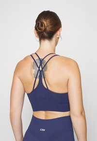 ICANIWILL DEFINE SEAMLESS BRA - Sujetadores deportivos con sujeción media - navy