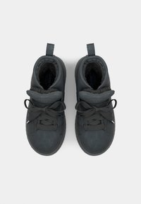 Sorte høyde sneakers med myk innvendig, med rund tå, flate lisser og en løftesløyfe. Laget av teksturert syntetisk materiale.