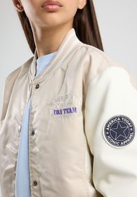 America Today Välikausitakki - off-white