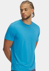 Camiseta atlética de manga corta azul en material ligero, con un sutil diseño perforado a lo largo de los hombros y los costados.