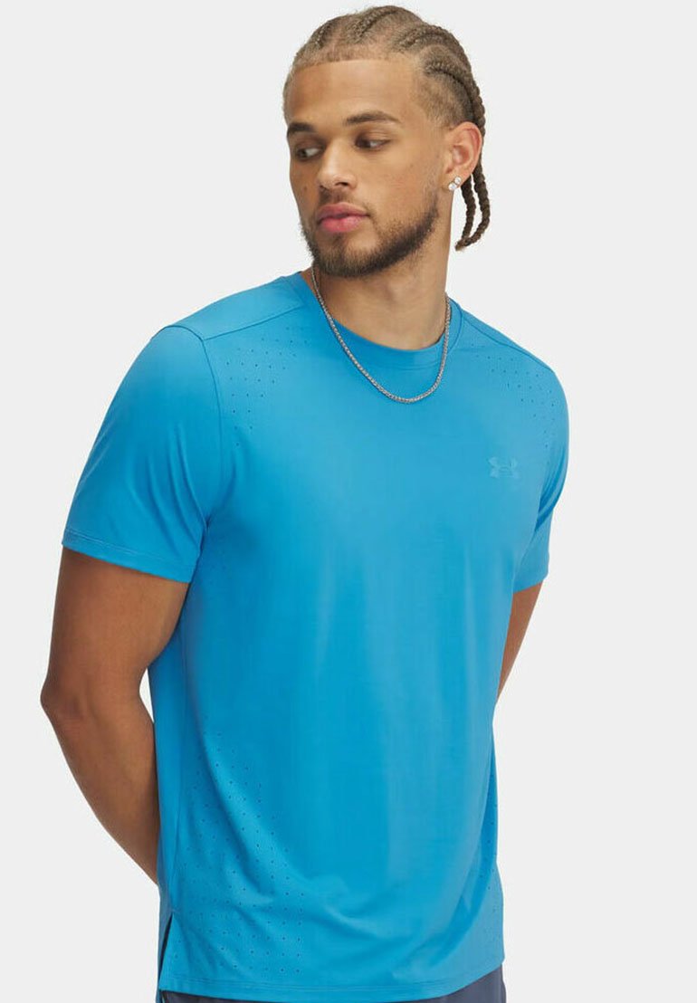 Camiseta atlética de manga corta azul en material ligero, con un sutil diseño perforado a lo largo de los hombros y los costados.