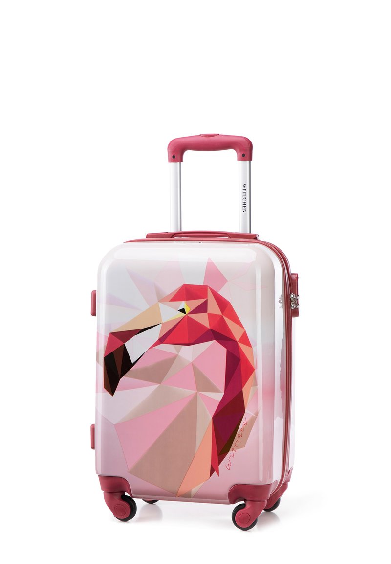 Twarda walizka z różowym geometrycznym wzorem flaminga, posiadająca białą obudowę, różowe akcenty oraz cztery obrotowe kółka dla ułatwienia poruszania się.