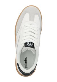 Weiße Sneaker mit grauen Wildlederakzenten, schwarzem Logopatch und einer Gummisohle. Verfügt über ein Schnürdesign und einen gepolsterten Kragen für Komfort.