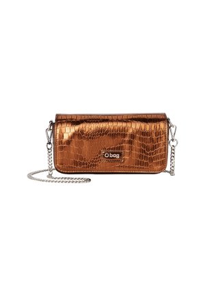 Bolso de mano metálico pequeño rectangular en bronce con textura de cocodrilo y correa de cadena plateada, etiquetado "O bag" en el frente.