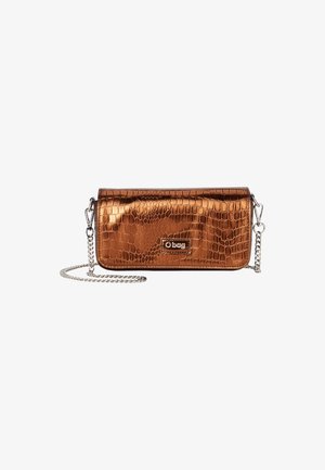 Kleine rechthoekige bronzen metallic handtas met krokodillenstructuur en zilveren kettingriem, gelabeld "O bag" aan de voorkant.