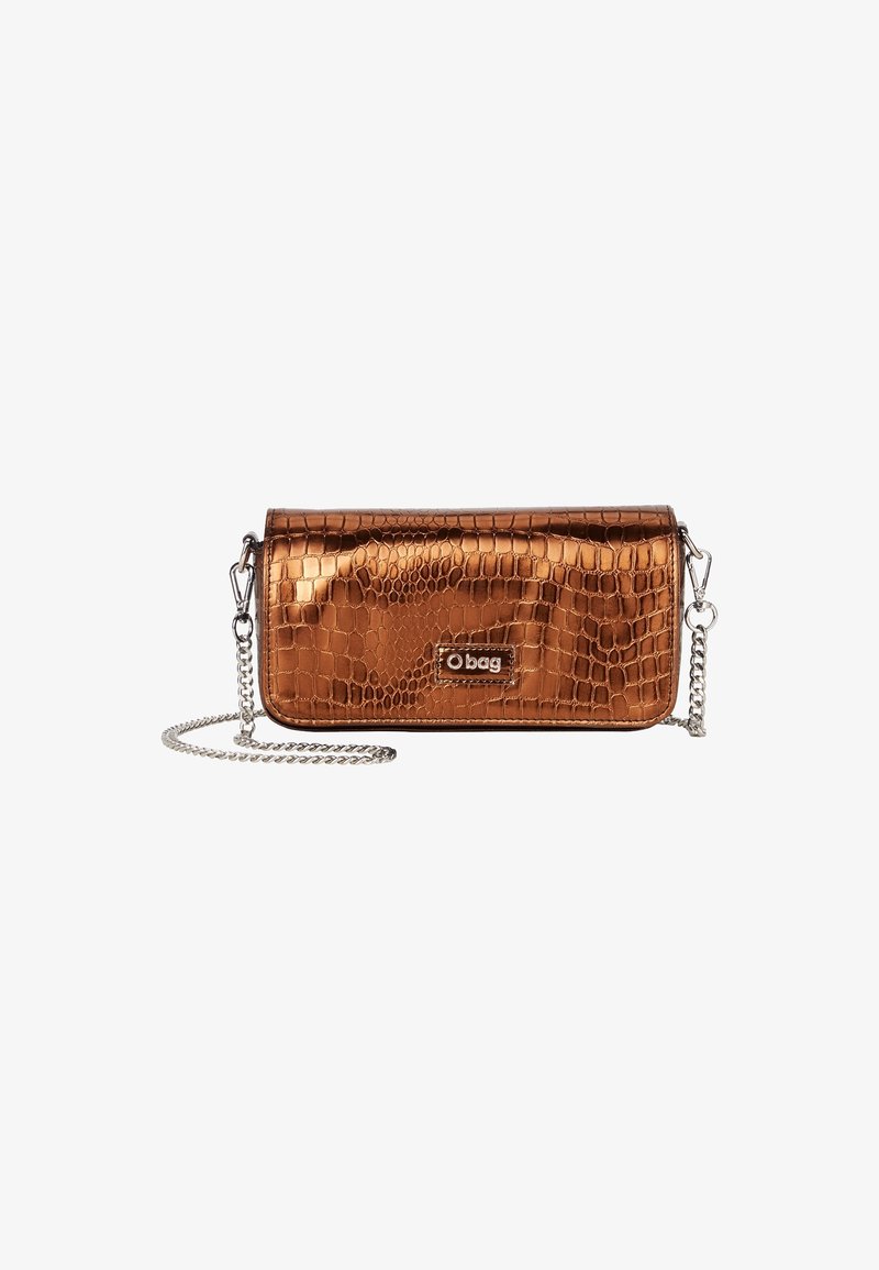 Petit sac à main métallique rectangulaire couleur bronze avec texture crocodile et bandoulière chaîne argentée, étiqueté "O bag" sur le devant.