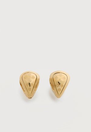 Paire de boucles d'oreilles en forme de goutte d'eau dorées, ornées de motifs gravés floraux et géométriques sur un fond uni.