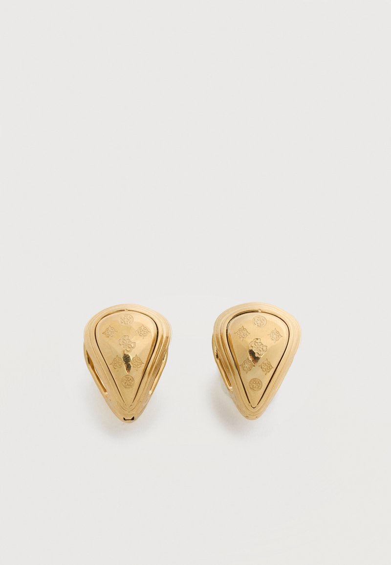 Paire de boucles d'oreilles en forme de goutte d'eau dorées, ornées de motifs gravés floraux et géométriques sur un fond uni.