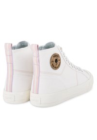 Sneakers alte in tela bianca con accenti a strisce pastello sul tallone, patch con logo in sughero e suola in gomma.