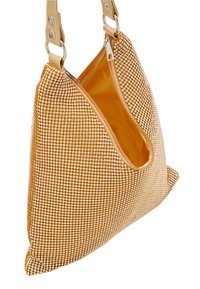 En texturerad gul handväska täckt med små, glänsande rhinestones och en kontrasterande orange inredning samt ett dragkedjeförsett öppning.