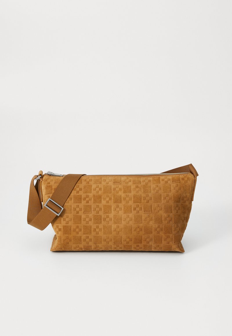 Borsa in suede marrone con una superficie liscia, caratterizzata da un motivo geometrico. Dotata di una tracolla marrone removibile e di una chiusura con zip in argento.