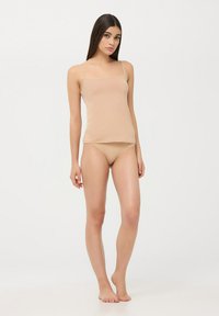 Top in camicia nude con spalline sottili, texture liscia e scollatura quadrata, abbinato a slip bikini coordinati. Design semplice senza motivi.