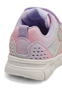 Różowo-lawendowy sneaker o brokatowej fakturze, z wyściełanym kołnierzem i odblaskowymi detalami. Posiada otwory wentylacyjne oraz gumową podeszwę.