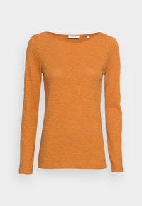 Maglione a maniche lunghe di un vivace arancione, realizzato in tessuto morbido e texture. Presenta un'ampia scollatura a barchetta e un design aderente.