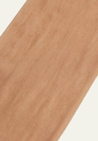 Przezroczyste rajstopy w ciepłym beżowym odcieniu, charakteryzujące się gładką fakturą z subtelnymi wariacjami materiału oraz lekkim, elastycznym krojem.