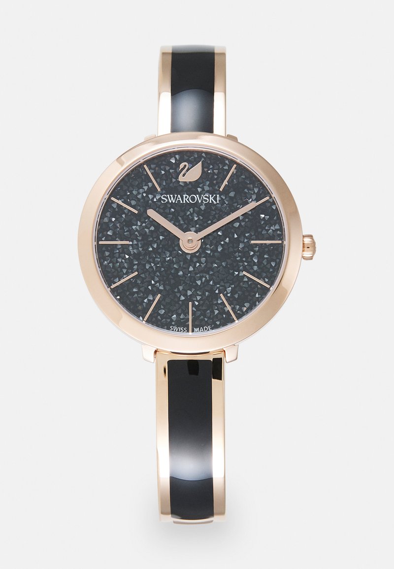 Swarovski-horloge met een zwarte gestructureerde wijzerplaat, roségouden kast en zwarte emaille armband. Voorzien van minimalistische uurmarkers en een merklogo.