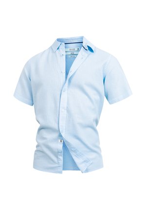 Camisa de mezcla de lino, azul claro, de manga corta y con botones, con cuello, mostrada parcialmente desabrochada sobre un fondo blanco.