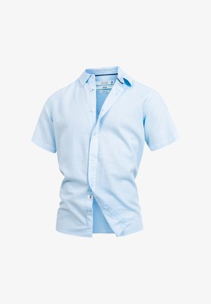 Camisa de mezcla de lino, azul claro, de manga corta y con botones, con cuello, mostrada parcialmente desabrochada sobre un fondo blanco.