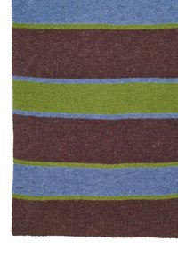Tissu en laine avec des rayures horizontales marron, vert et bleu. Texture douce, largeurs variées et finition lisse.