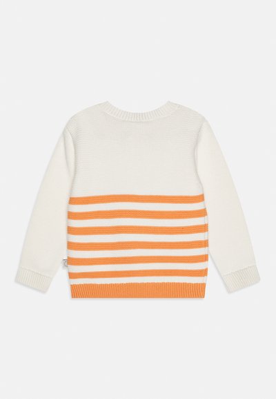 Valge kootud pika varrukaga kampsun kuue horisontaalse oranži triibuga alumise seljaosas ja oranži soonikkoega äärega.