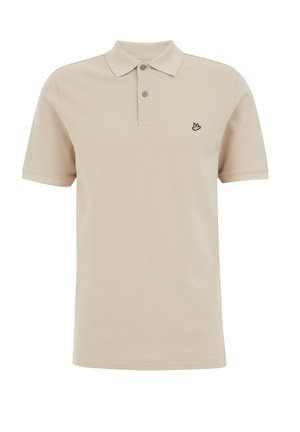 Camisa polo beige hecha de algodón, con cuello clásico, tapeta de tres botones, mangas cortas y un logotipo bordado en negro en el pecho.