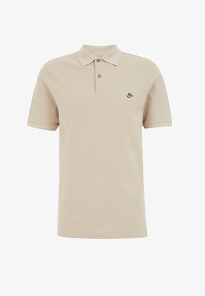 Bež polo majica od pamuka s klasičnom kragnom, s tri gumba, kratkim rukavima i crnim izvezenim logom na grudima.