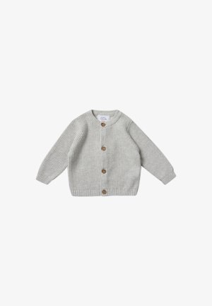 Lichtgrijze gebreide cardigan met lange mouwen, met ribbeltextuur en vier bruin houten knopen aan de voorkant.