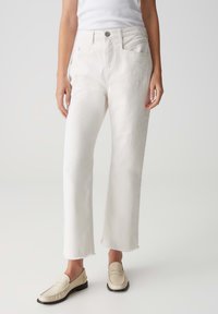 Witte high-waisted jeans met een rechte pijp en een onafgewerkte zoom. Gemaakt van denim, met voorzakken en een metalen knoopsluiting.