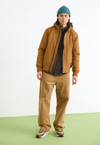 Dickies NEW SARPY JACKET - Lengva striukė - brown duck