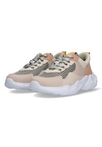 Leichte Sneakers in Beige und Pink, mit einem Obermaterial aus Mesh, grauen Schnürsenkeln und einer dicken weißen Gummisohle mit wellenförmigem Design.