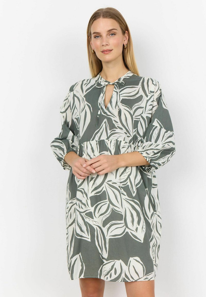 Blumenkleid in gedämpftem Grün mit weißem Blattmuster, mit einem Schlüssellochausschnitt und elastischen 3/4-Ärmeln. Weicher Stoff, lässige Passform.